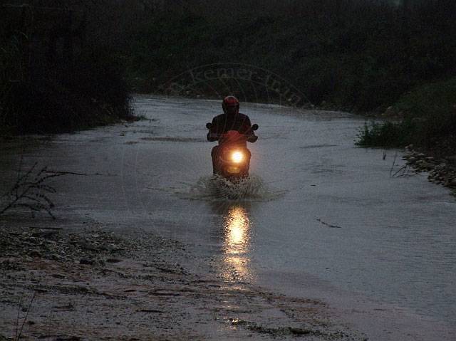 9-01-28-Kuzdere-Regen-095-s.JPG - Ein Rollerfahrer wünscht sich vielleicht doch ein Auto?