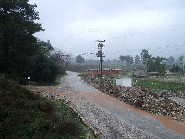 9-01-28-Kuzdere-Regen-10-s.JPG - Doch so nach und nach kamen Bäche mit Schlamm von den Bergen herunter