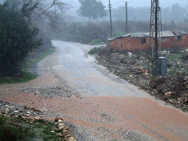 9-01-28-Kuzdere-Regen-17-s.JPG - Und die Straße füllte sich zusehends