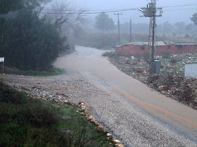 9-01-28-Kuzdere-Regen-35-s.JPG - Es kam immer mehr Wasser bei uns vorbei