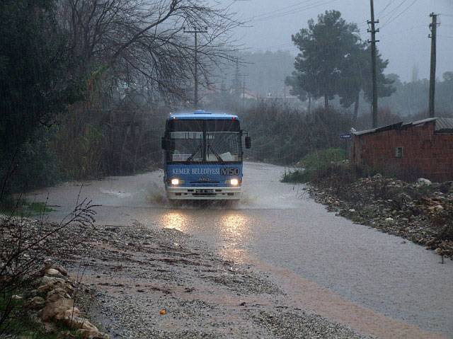 9-01-28-Kuzdere-Regen-74-s.JPG - Der Stadtbus bahnt sich seinen  Weg