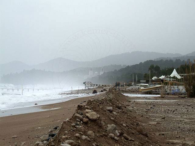 9-03-07-Meer-065-s.jpg - Zum Schutz der Bauten am Strand hat man in Tekirova Sandwälle aufgeschüttet, aber sie werden bereits überspült