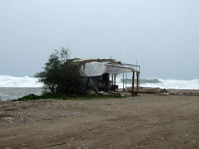 9-03-07-Meer-155-s.jpg - Die Strandbar sieht reichlich zerzaust aus