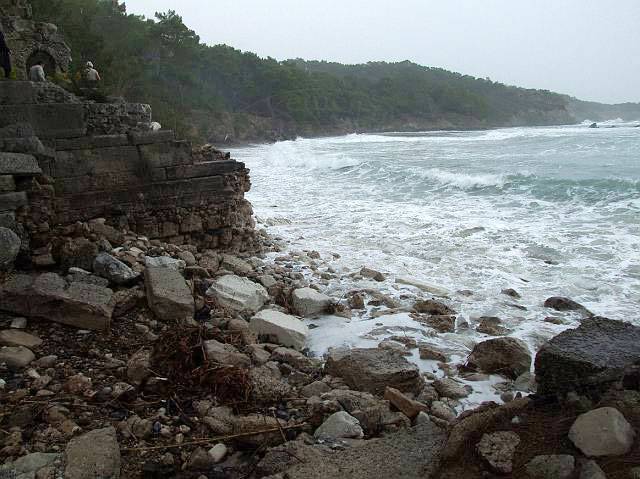 9-03-07-Meer-157-s.jpg - Das Meer holt sich dabei die nächsten Sarkophage