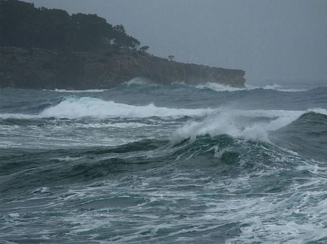 9-03-07-Meer-221-s.jpg - Das sonst so zahme Mittelmeer zeigt sich von seiner wilden Seite