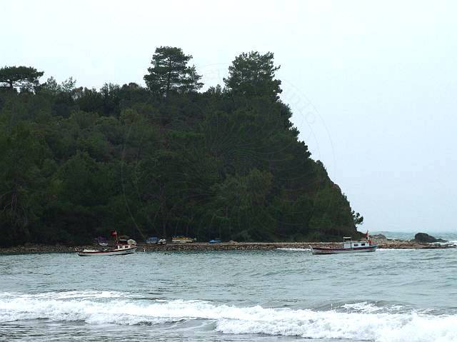 9-03-07-Meer-237-s.jpg - Im Südhafen von Phaselis haben sich einige Fischerboote in Sicherheit gebracht, die vorgelagerte Hauptinsel bietet Schutz