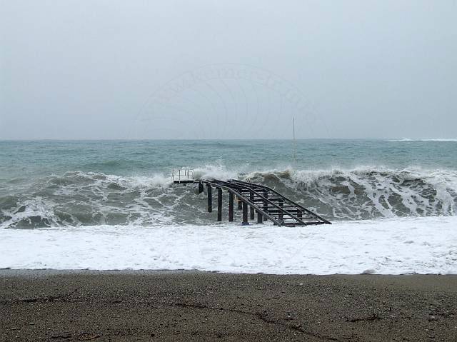 9-03-07-Meer-255-s.jpg - Wellen jagen über die Steganlagen...