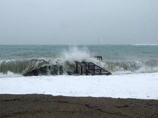 9-03-07-Meer-256-s.jpg - und fluten den Strand bis rauf zum Garten des Robinson Clubs...