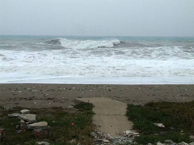 9-03-07-Meer-319-s.jpg - Hier wurden schon 10 m ehemals bebautes Gelände weggespült, der Betonweg hängt in der Luft