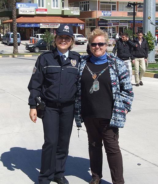 9-03-15-2-Kemer-Busbahnhof-10-s.jpg - Hier Ina mit ihrer Lieblingspolizistin