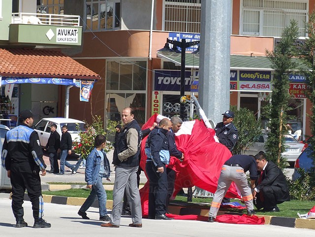 9-03-15-2-Kemer-Busbahnhof-17-s.jpg - Ein Sturm hatte wenige Stunden vor der Feier die große Fahne zerfetzt