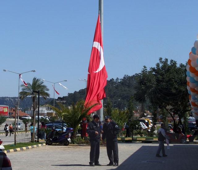 9-03-15-2-Kemer-Busbahnhof-32-s.jpg - Eine neue Fahne wurde aber noch rechtzeitig gehisst