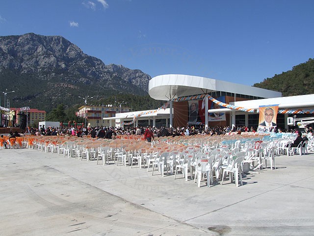 9-03-15-2-Kemer-Busbahnhof-52-s.jpg - Eine halbe Stunde nach dem offiziellen Beginn der Veranstaltung waren noch viele Stühle leer