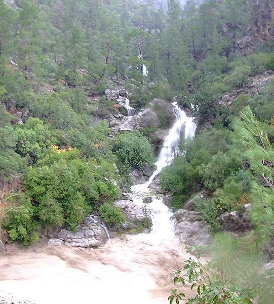 9-12-16-Wetter-159.jpg - Unser Fluss toste mächtig und wir zeigen hier den Lauf des Wassers von den Bergen bis ins Meer - 10 Uhr vormittags