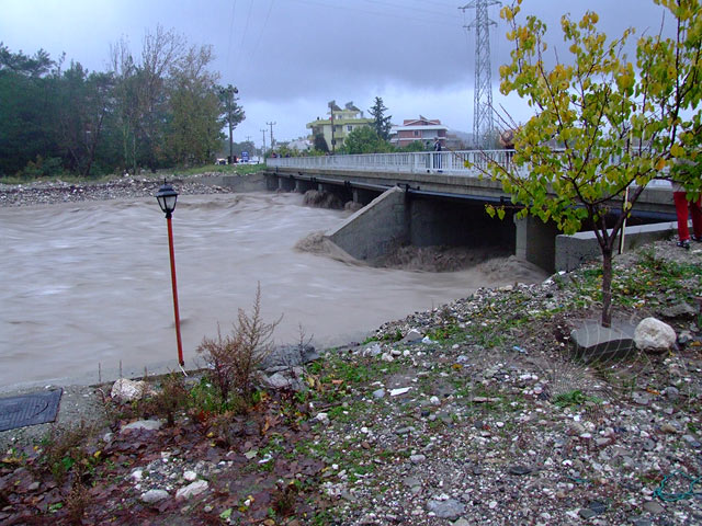 9-12-16-Wetter-193.jpg - Als gegen 16 uhr der Regen etwas nachließ, schauten in einer neuen Runde nach unseren Brücken: Die obere Kuzdere Brücke ist nun ebenfalls gesperrt