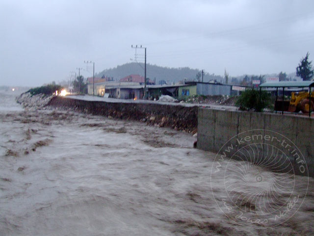 9-12-16-Wetter-208b.jpg - An der unteren großen Brücke in Kuzdere sind die Steinschüttung und etliche Meter Straße von den Fluten weggerissen worden