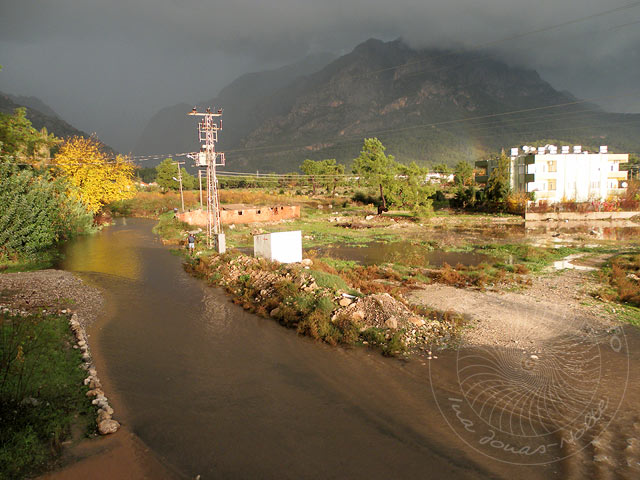 9-12-16-Wetter-S-024.jpg - Aus besonderem Anlass hier das aktuelle Wettergeschehen in Kuzdere/Kemer am 16. Dez. 2009 - Um 8 Uhr morgens, nach einer sehr regenreichen Nacht hellt  ein Sonnenstrahl die Szenerie auf.