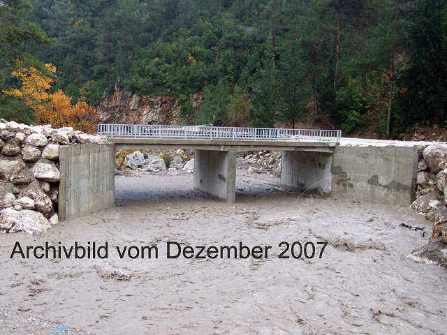 7-12-05-Kemer-Wetter-140.jpg - Auf diesem Archivbild ist die Brücke mit ihren recht kurzen Flügelmauern zu sehen