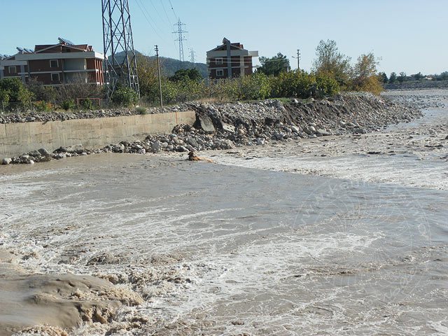 9-12-17-1-Kuzdere-S-005.jpg - Die Pegel sind gefallen und statt Steine mitzureißen lagert der Fluss wieder jede Menge Geröll ab