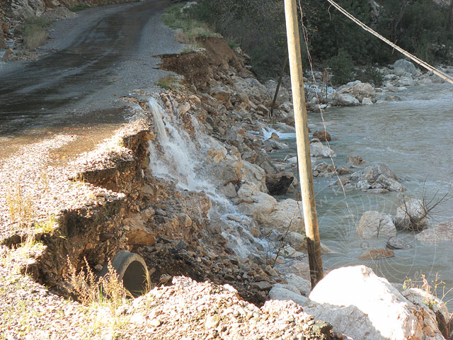 9-12-17-1-Kuzdere-S-029.jpg - Auch an der Straße in die Berge haben die Fluten an etlichen Stellen mal wieder etwas abgeknuspert