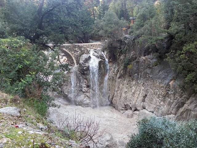 9-12-17-1-Kuzdere-S-070.jpg - So einen Wasserfall direkt an der "Römerbrücke" mögen wir allerdings gar nicht, ...