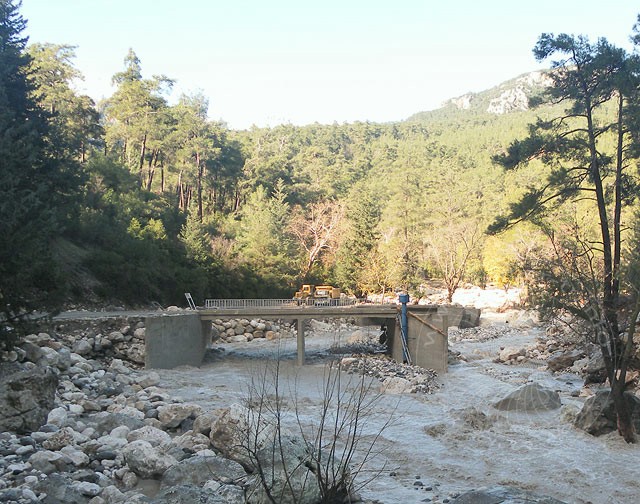 9-12-17-1-Kuzdere-S-118.jpg - Noch gravierender wüteten die Fluten etwas weiter oberhalb: Der Fluss grub sich ein neues Bett neben der neuen Brücke, welche 2007 erbaut wurde, da die etwas ältere Brücke bei einer Flut im Dezember 2006 das gleiche Schicksal erlitten hatte.