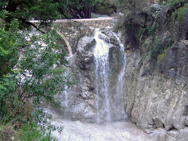 9-12-17-Kuzdere-F-07.jpg - ...so malerisch wie er ist, aber das Wasser läuft aus unserem Trinkwasserrohr, d. h. in den nächsten Tagen wird bei uns mal wieder Trinkwasser knapp.