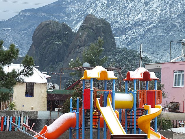 12-02-29-F-Kemer-018-s.jpg - Der Spielplatz in Kuzdere mit Schneehäubchen