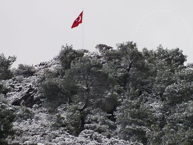 12-02-29-F-Kemer-025-s.jpg - Nur die Fahne am Gewerbegebiet bildete einen Farbfleck