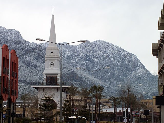 12-02-29-F-Kemer-028-s.jpg - Der Kemer Tower vor verschneiten Bergen