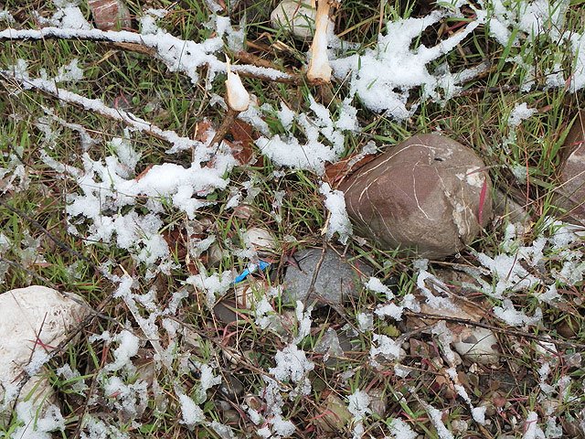 12-02-29-S-Kemer-11-s.jpg - Etwas Schnee sogar auf dem Boden neben dem Haus