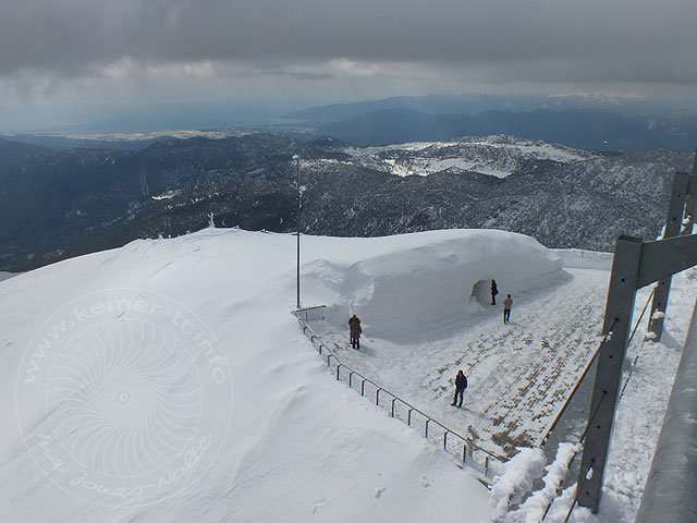 12-03-01-Tahtali-F-079-s.jpg - Noch ein Blick in Richtung Kumluca und auf die untere Terrasse der Bergstation