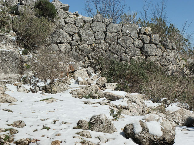 12-03-01-Tahtali-S-12-s.jpg - Reste eines antiken Wachtpostens hinter der Talstation