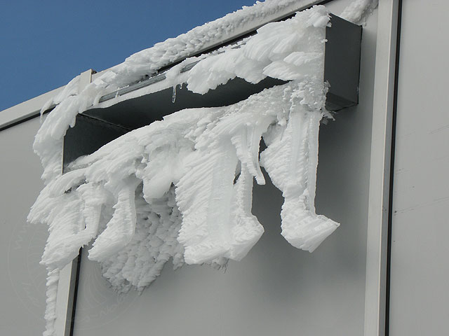 12-03-01-Tahtali-S-40-s.jpg - vereiste Eiszapfen an der Klimaanlage