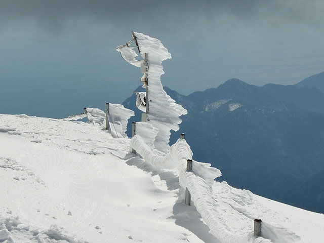 12-03-01-Tahtali-S-83-s.jpg - Eis am Zaun und der Wetterstation