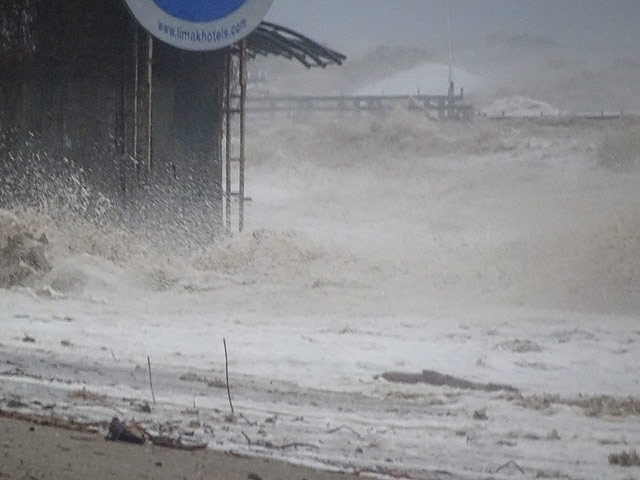 15-01-13-Agva-Kiris-61-s.jpg - Strand und Steganlagen vor dem Limra Hotel in Kiriş am 13. Jan. 2015