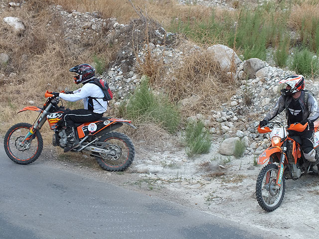 11-10-08-2-Enduro-17-s.jpg - und über die Straße ab in den Wald