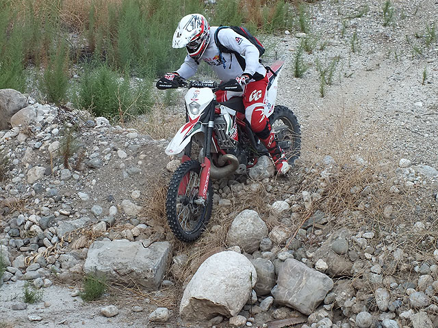 11-10-08-2-Enduro-30-s.jpg - dann gings über die Barriere