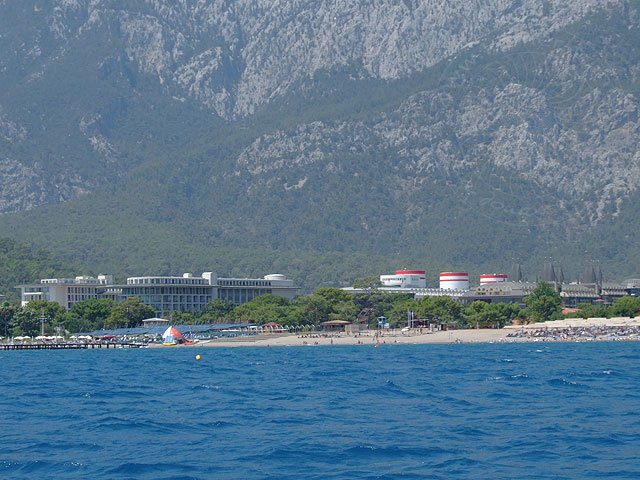 09-07-25-Kemer-Bootstour-135-s.jpg - Blick vom Wasser auf die drei Hotels Kilikya, Queen Elisabeth und Chateau - ca. 400 m Strand für über 3000 Hotelgäste