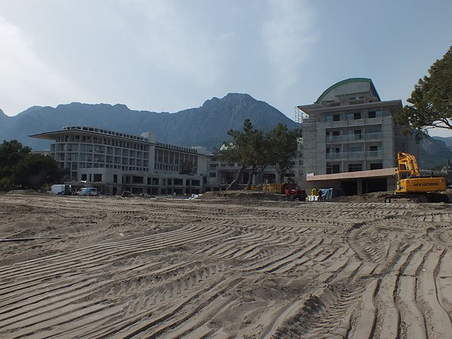 12-03-10-Goeynuek-16-s.jpg - Blick vom Strand - links das alte Kilikya Hotel