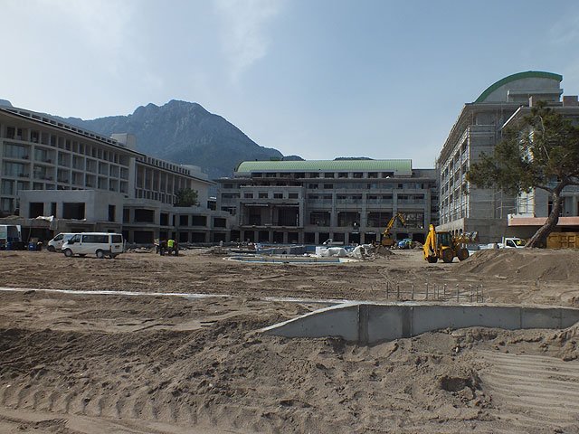 12-03-10-Goeynuek-27-s.jpg - Links am Neubau scheinen noch "Strandvillen" zu entstehen