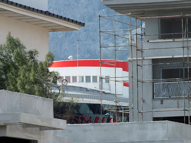 12-03-10-Goeynuek-35-s.jpg - Vom "Queen Elisabeth" aus kann man nur von ein paar Fenstern der obersten Etage noch das Meer sehen