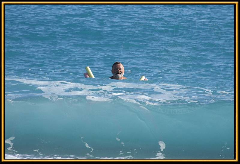 8-12-12-Strand-29-s.JPG - Wie ein Fisch lässt er sich vom Wasser tragen und genießt das Auf und Ab in den Wellen