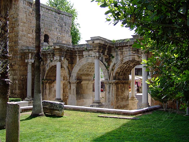 9-04-21-Antalya-002-s.jpg - Unser kleiner Rundgang durch die Altstadt von Antalya (türkisch: Kaleici = im Inneren der Burg) beginnt am Hadrianstor (Kalekapısı - Üc kapılar)