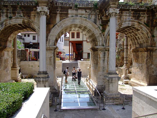 9-04-21-Antalya-007-s.jpg - Man sieht deutlich, um wieviel tiefer das Tor im Vergleich zum heutigen Straßenniveau liegt