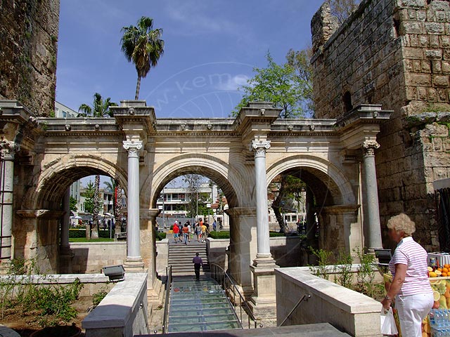 9-04-21-Antalya-023-s.jpg - Blick aus der Altstadt auf das Tor