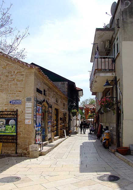 9-04-21-Antalya-027-s.jpg - Erster Blick in die engen Gassen der Altstadt, hier wurde in den letzten Jahren Kanalisation verlegt und die Straßen neu gepflastert