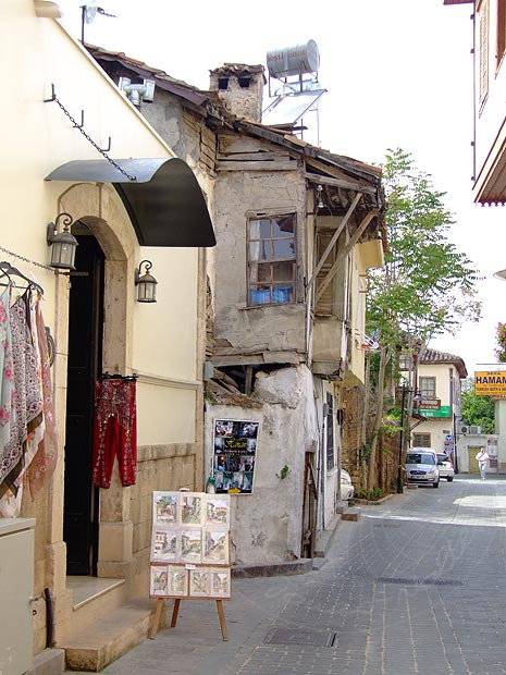 9-04-21-Antalya-131-s.jpg - Zahlreiche kleine Geschäfte haben sich ganz auf den Geschmack der Touristen eingestellt