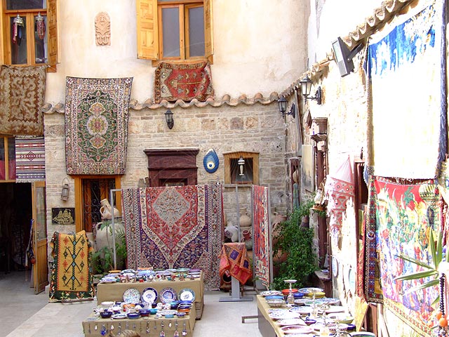 9-04-21-Antalya-134-s.jpg - In diesem restaurierten Innenhof werden Teppiche angeboten