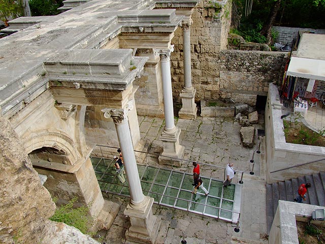 9-04-21-Antalya-148-s.jpg - Neben dem Tor kann man eine steile Treppe ersteigen und hat so einen Blick von oben